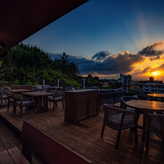 在非日常的戶外露台上，享受度假地特有的美好回憶