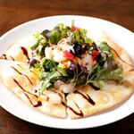 鮮蝦和混合沙拉的脆皮披薩沙拉