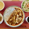 チャイニーズレストラン滬 - 日替りランチ『豚肉と海老の(火鍋味)煮込み丼』(サラダ、ザーサイ、スープ、ドリンク、デザート付き)@1100