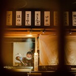 Kampai Gohyaku Sakaba - 大人がゆっくりできる空間であることをテーマに、和をモダンに表現した清潔感ある店内。