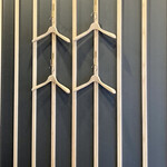 伊と千 - 衣紋掛けもアートっぽい