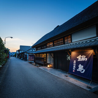 風情ある町並みのなかの歴史的建造物が、今宵の晩餐の舞台