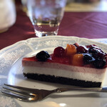 レストラン・ハイポー - ◆私はピーチとベリーのケーキと珈琲を・・ムースの上に、苺や黄桃、ベリーなどが盛られています。 甘さは控えめで、普通に美味しい。