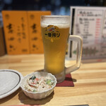 Yoridori Midori - 生ビールとお通し　大好きなカニカマさらだ