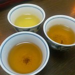 うどん処 杉 - 【2013年05月】子供用のお茶（奥）はお水を加えて冷まして提供してくれます。