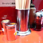 ラーメン二郎 - 卓上調味料