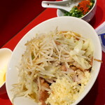 ラーメン二郎 - 汁なし半分＋ヤサイニンニク＋青ネギ玉子