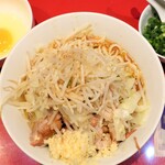 ラーメン二郎 - 汁なし半分＋ヤサイニンニク＋青ネギ玉子