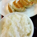 ラーメン専科 - 餃子セットの餃子とライス