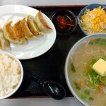 Ramen Senka - 塩バターラーメン＋餃子セット(餃子・サラダ・ライス・お新香)