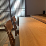 鮨 こだん - 柔らかい檜の1枚板。座り心地の良い椅子。あたたかみのある無垢材の床板。