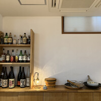 鮨 こだん - 邸宅に招かれたような和らぎを感じるカウンター。