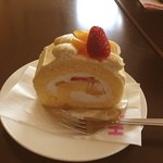 ル・パティスリーHIDE - マンゴーロールケーキ★ミ
            スポンジふわふわで美味しかったです♪