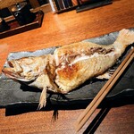 Sumibi Genshiyaki To Kuramoto Shouchuu No Mise Nodoguro No Nakamata - 特大のどぐろ原始焼き(お店の方が中骨を取ってくれる)