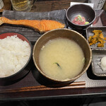 しんぱち食堂 - 相方さん→厚切り銀鮭定食(ご飯大盛×2)＋まぐろ小鉢