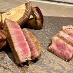 八重洲 steak & seafood 鉄板焼き 一心 - サーロインとフィレ食べ比べ。レア焼きでお願いしました。