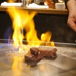 八重洲 steak & seafood 鉄板焼き 一心 - 火の演出は見ていてワクワク。思い出しても美味しそう！