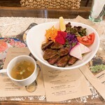 Kalae-Ribs kitchen - ハラミステーキサラダ丼とスープ