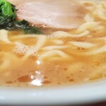 横浜らーめん 本牧家 - ラーメン並(近景)