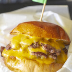 Yasuda Burger - スマッシュバーガー（1,300円＋パティ１枚450円）。