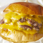 Yasuda Burger - スマッシュバーガー（1,300円＋パティ１枚450円）。