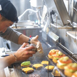 Yasuda Burger - 調理風景グラフィティ。