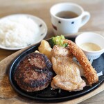 ステーキのどん - 日替わり(月) 935円 : ハンバーグ(130g) , チキン , エビフライ