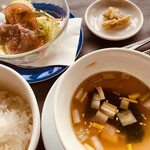 龍天楼 - ワカメスープ 野菜サラダ 搾菜