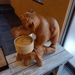 シウマイハヤマデタベルモノ - 熊の木彫りがお出迎え