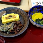 登亭 - つけ合わせのう巻き、天ぷら、肝煮と漬け物とか
