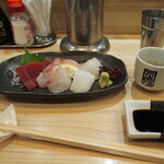 初かすみ酒房 - 造り5種盛り ＆ 燗酒