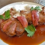 シュマン - ブレス産仔鳩の胸肉のロースト　腿肉のラヴィオリ　シャルトルーズのエマルジョン