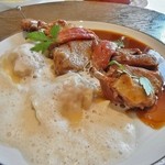 シュマン - ブレス産仔鳩の胸肉のロースト　腿肉のラヴィオリ　シャルトルーズのエマルジョン