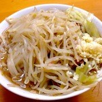 もみじ屋 - ブタ切れにつきラーメン700円＠2013/06。ヤサイコールでビジュアル的に微妙なモヤシに覆い尽くされた丼。でも、固茹での平打ち縮れ麺は秀逸!!