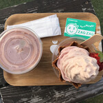 奥山いちご農園 plate - とくべつなジュースのいちご¥723(左)くずして食べるアイスのいちご¥1090(右)味は一緒