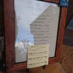 日と月 - 店前にメニュー看板があります