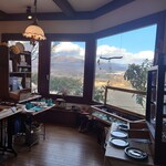 日と月 - 大きな窓がまるで絵画のよう