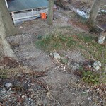 日と月 - こんなエキサイティングな砂利道を下っていくの！？と思ったら‥