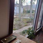 日と月 - 飲食スペース横からは蔵が見えて趣があります