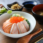 Salmon and salmon Oyako-don (Chicken and egg bowl)