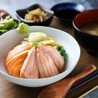 サーモン丼