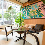 AiNA ORGANIC KITCHEN  - ハワイをイメージしたソファ席