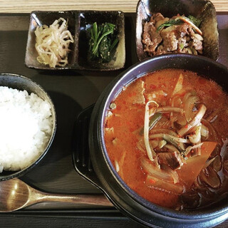 【午餐】享用韩国菜套餐