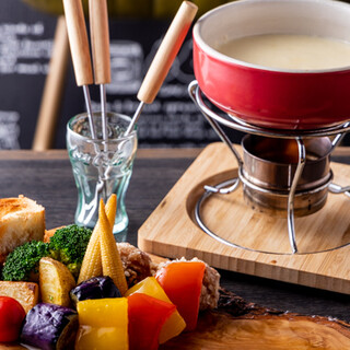Comes with baguette ◆ Highly recommend the rich “cheese fondue” made with a special blend