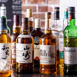 Cheers with a variety of drinks including whiskeys and cocktails from around the world♪