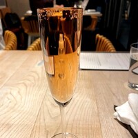 QUAND L'APPETIT VA TOUT VA ! - 乾杯できない、なみなみに注いでくれるシャンパン