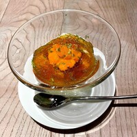 QUAND L'APPETIT VA TOUT VA ! - アボカドと蟹のカクテル　コンソメジュレと雲丹のせ