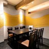 ②はなれにしかない「テーブル席」をシーンに合わせて