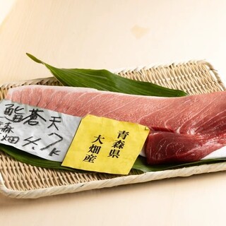 Local fish from Fukuoka prefecture and seasonal seafood from all over the country, carefully selected by our craftsmen