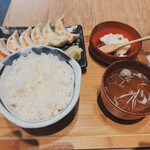 Nikujiru Gyouza No Dandadan - 肉汁焼き餃子　748円